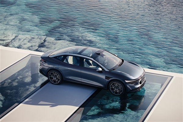 极氪007亮相广州车展,全球最大巨幕灯带引领车灯革新