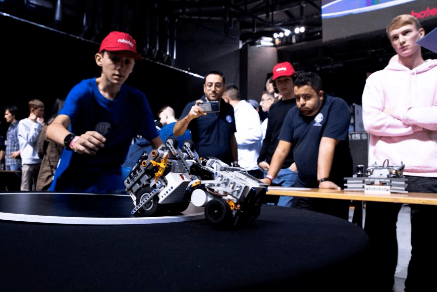 上汽大通MAXUS为选手保驾护航,世界机器人大会国际总决赛拉开帷幕