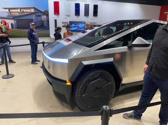 特斯拉首款Cybertruck亮相:最新载重与牵引数据曝光!