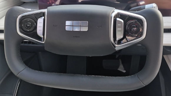 吉利银河E8半幅式方向盘设计揭晓:奢华皮质细节引领时尚潮流