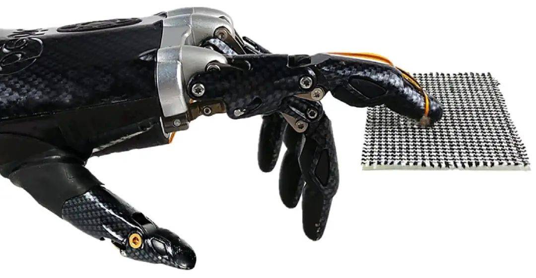 机器人利用类似于人类指纹滑动传感器来辨识不同织物纹理和材质
