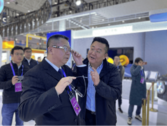 多元显示阵列再添一员,长虹首款AR眼镜亮相科博会