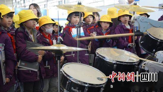 机器人扎堆“炫技” 首届川渝科普大会科普展“亮点满满”