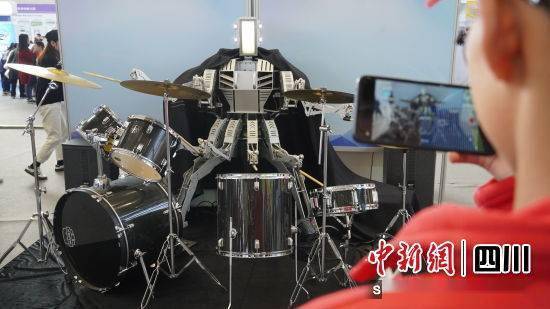 机器人扎堆“炫技” 首届川渝科普大会科普展“亮点满满”