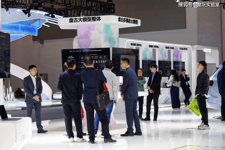 会说话就能当程序员、AI看病、秒级预测天气，实探第二届数贸会，迎接数字浪潮