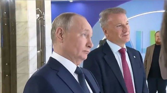 中美登月任务照片对比,AI分析结果出炉,美国登月造假添实锤