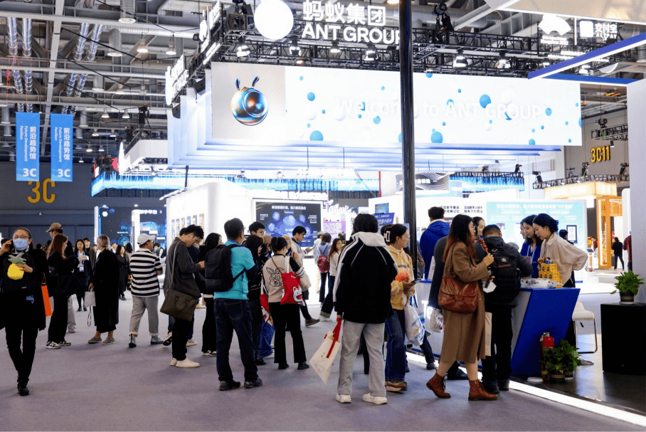 会说话就能当程序员、AI看病,实探第二届数贸会,迎接数字浪潮