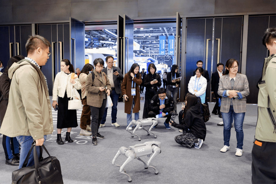 会说话就能当程序员、AI看病,实探第二届数贸会,迎接数字浪潮