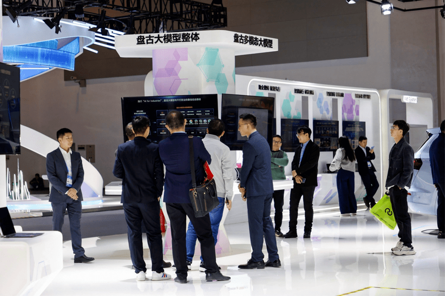 会说话就能当程序员、AI看病，实探第二届数贸会，迎接数字浪潮