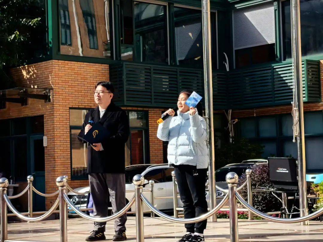 AI作画、和机器人猜拳……徐汇校园刮起了科技“旋风”