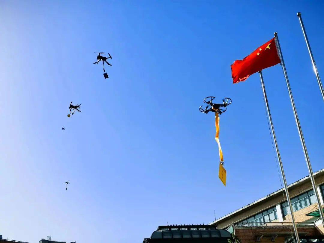 AI作画、和机器人猜拳……徐汇校园刮起了科技“旋风”