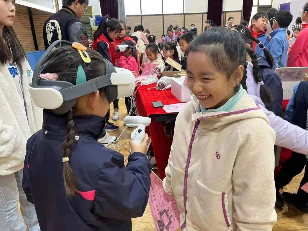 AI作画、和机器人猜拳……徐汇校园刮起了科技“旋风”