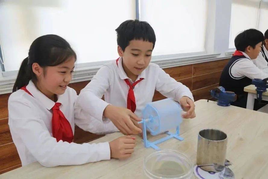 AI作画、和机器人猜拳……徐汇校园刮起了科技“旋风”