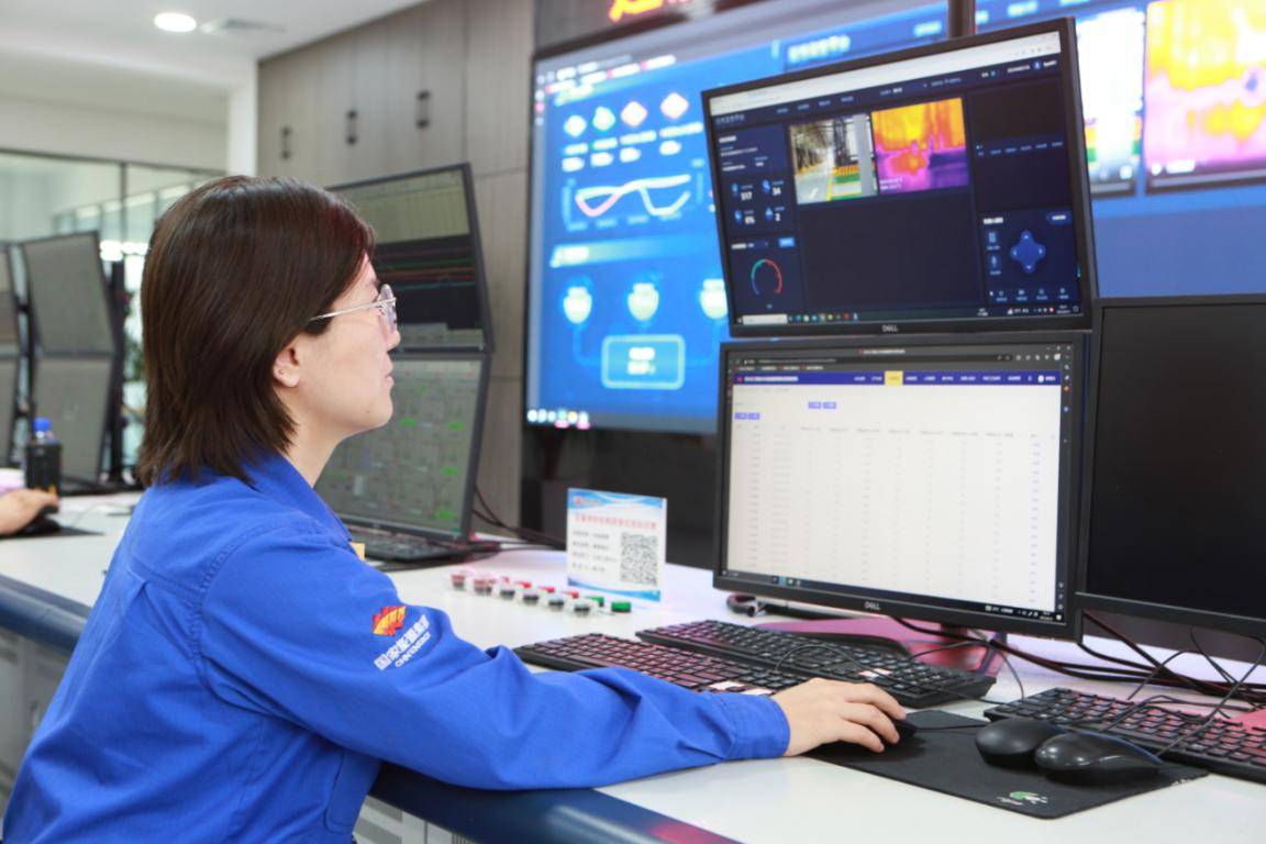 包头化工首台智能巡检机器人“上岗”