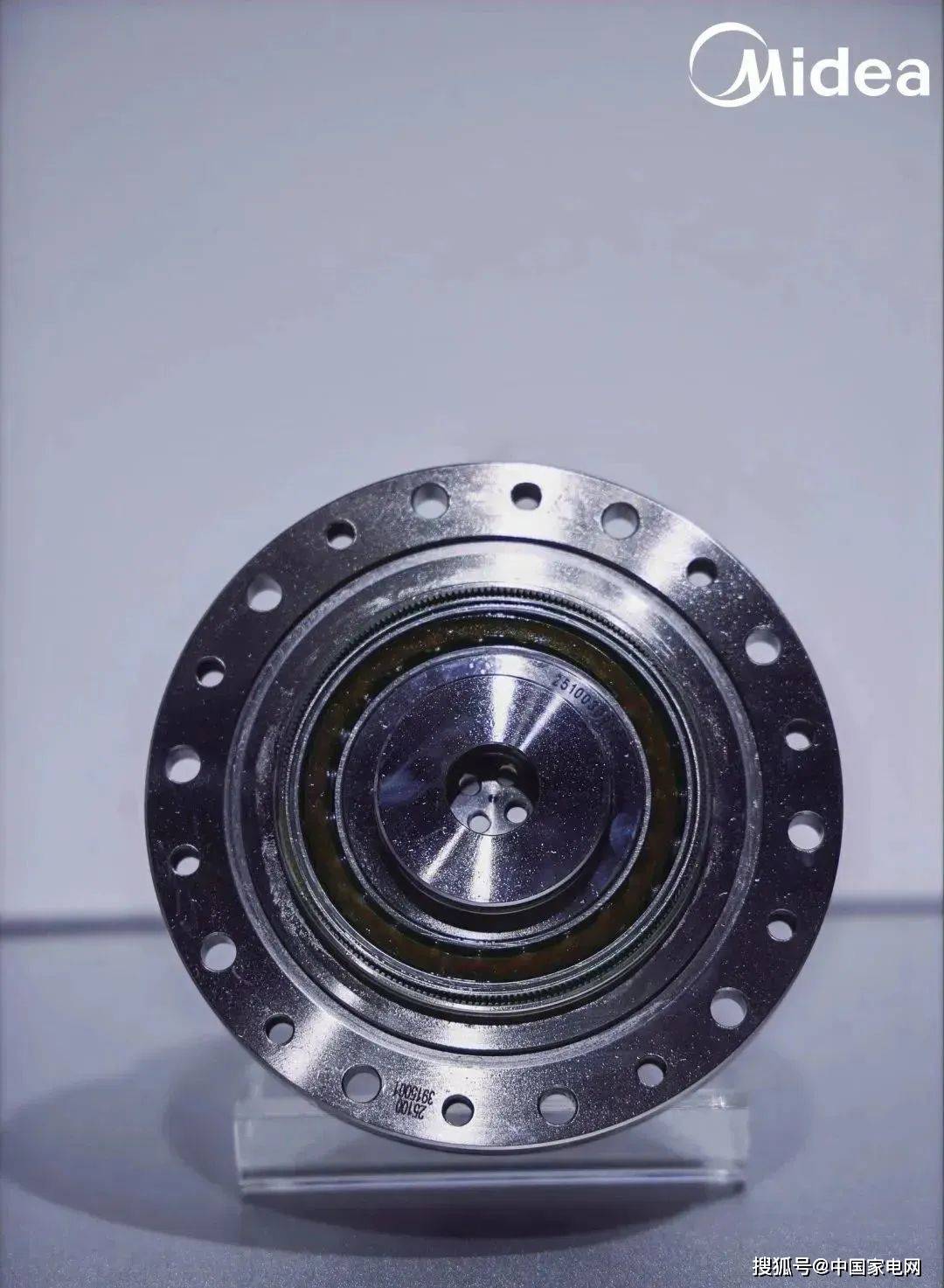 2023年东京国际机器人展览会上，美的工业技术展示高性能谐波减速机