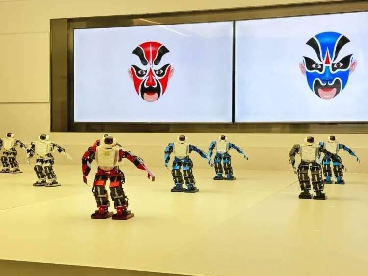 市科创教育基地+1，数百个机器人在这里等你~