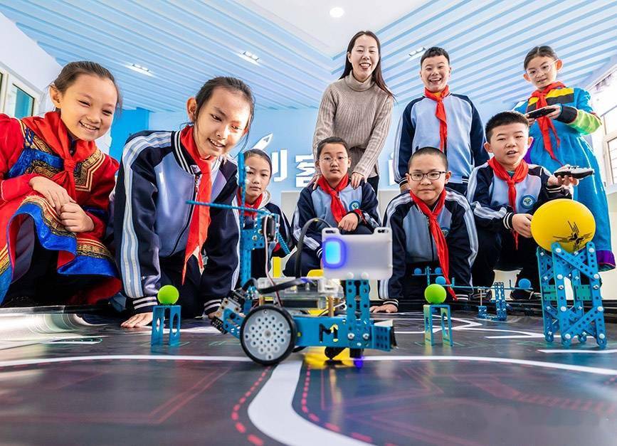 内蒙古呼和浩特：人工智能进校园 激发学生创新力