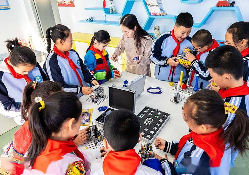 内蒙古呼和浩特：人工智能进校园 激发学生创新力