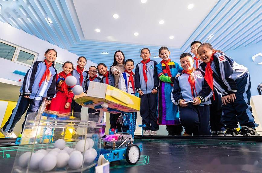 内蒙古呼和浩特：人工智能进校园 激发学生创新力