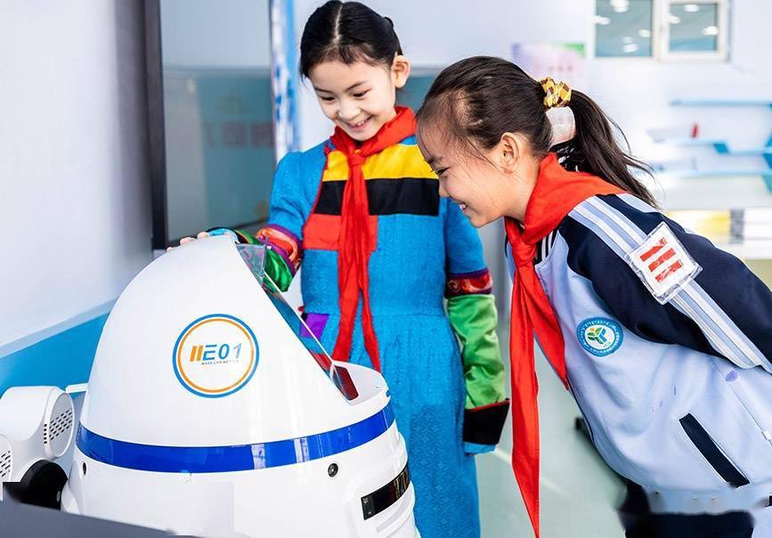 内蒙古呼和浩特：人工智能进校园 激发学生创新力