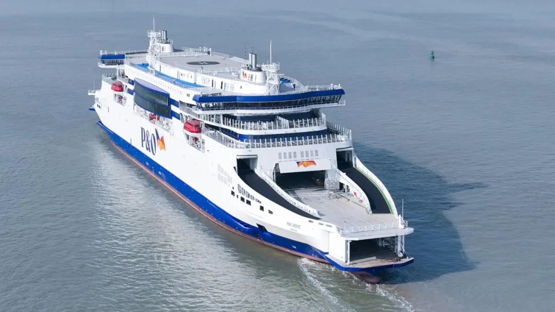 全球首批双头驾驶舱混动客滚船实现进出港无需掉头