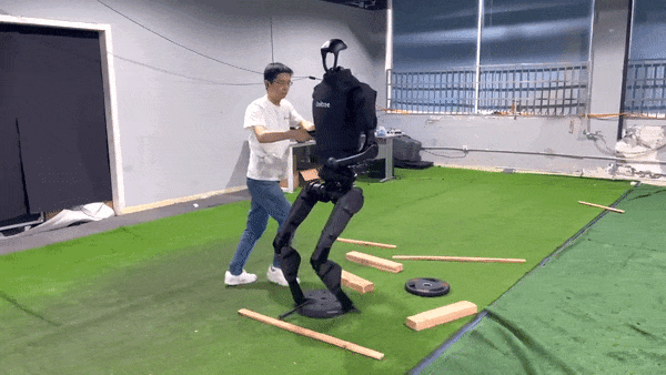 硬气不减!国内制造的人形机器人调皮捣蛋,价格低于9万美元