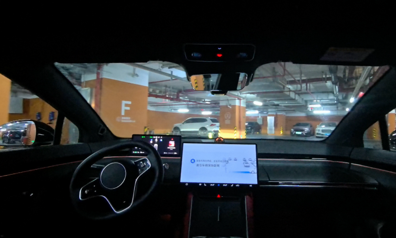 华为自动驾驶新专利，可通过路口信息反向预测信号灯或交警手势