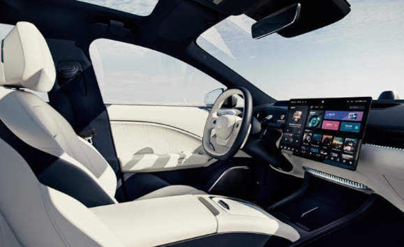 电动出行新变革：极氪 007内饰曝光，高端智能系统搭载