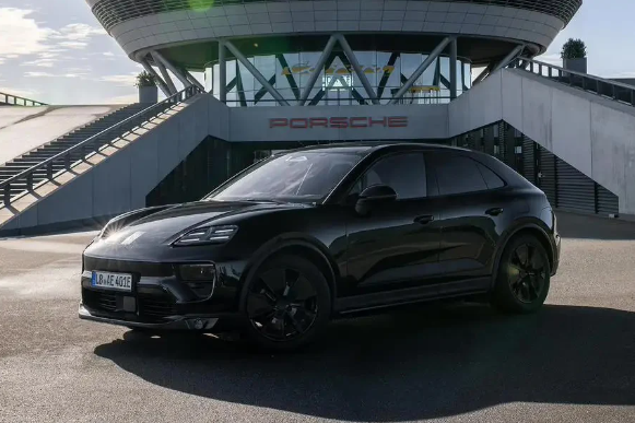 保时捷Macan EV纯电SUV内饰揭秘:提供三块大屏 科技感十足