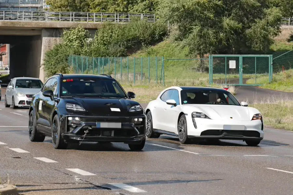 保时捷Macan EV纯电SUV内饰揭秘:提供三块大屏 科技感十足