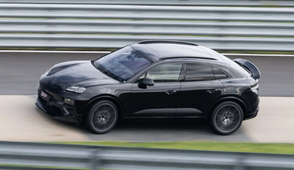 保时捷Macan EV纯电SUV内饰揭秘:提供三块大屏 科技感十足