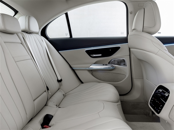 奔驰E级轿车全新登场:科技奢华与尊崇舒适完美融合