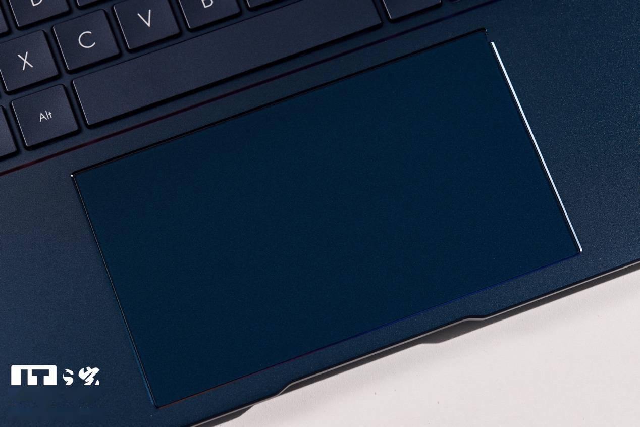 【IT之家开箱】轻薄有型还带点艺术感：华硕灵耀14 2024 AI超轻薄本图赏