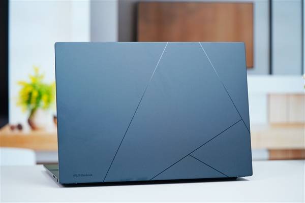 首台酷睿Ultra笔记本!华硕灵耀14 2024 AI超轻薄本图赏