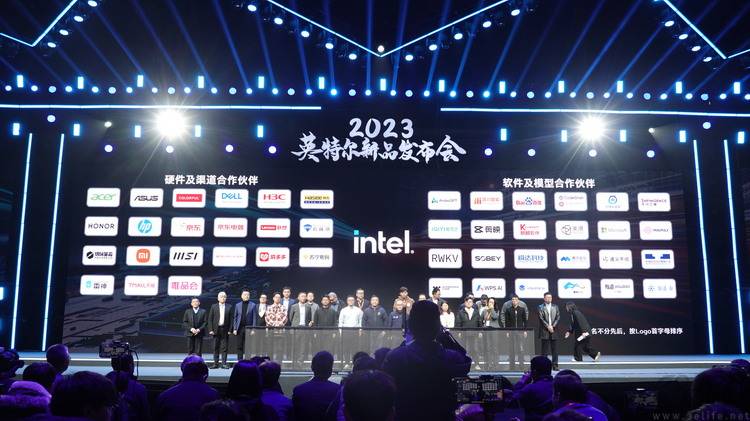 推开新时代PC的大门，英特尔全新“AI处理器”解析