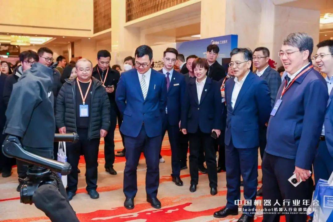 宇树荣获“人形机器人创意示范奖”,深度剖析其如何成为足式机器人领跑者