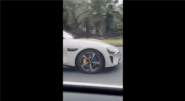 引爆关注！小米汽车SU7震撼街头测试，前瞻性设计吸引众多目光