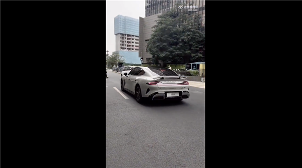 引爆关注！小米汽车SU7震撼街头测试，前瞻性设计吸引众多目光