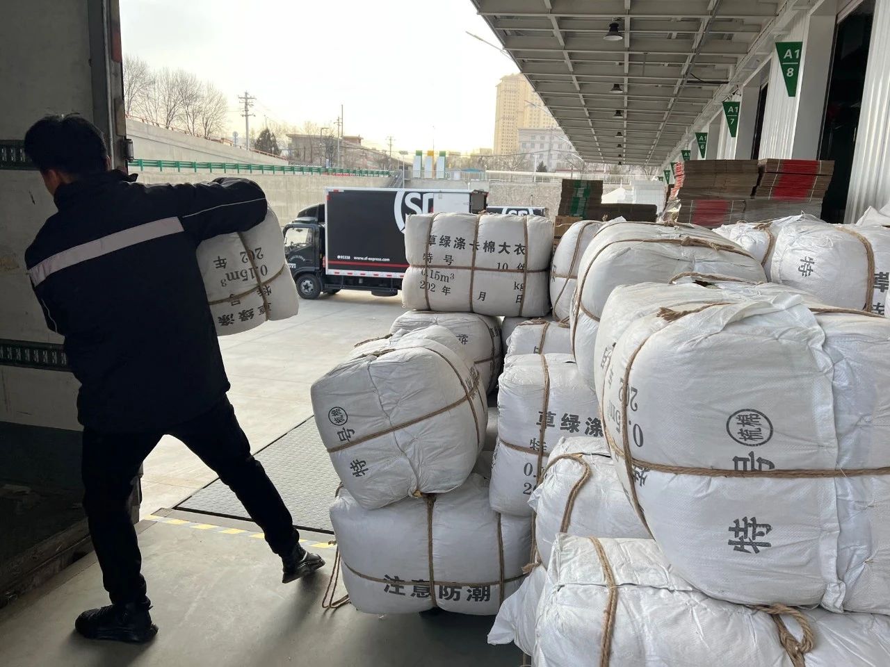 第一批救援物资发车,顺丰驰援甘肃积石山县地震灾区