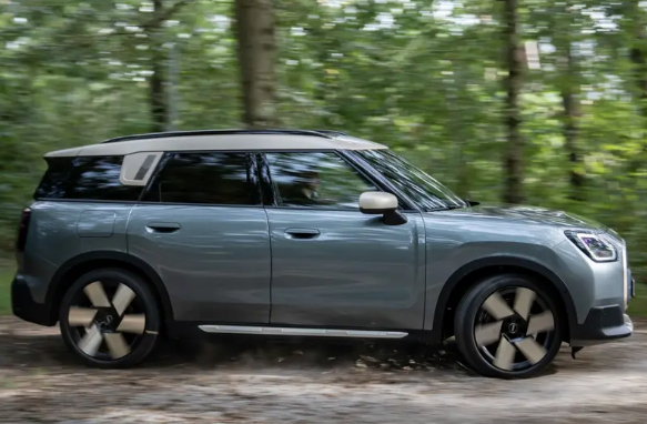 MINI发布COUNTRYMAN C SUV官图:外观全新设计,混动系统引领未来