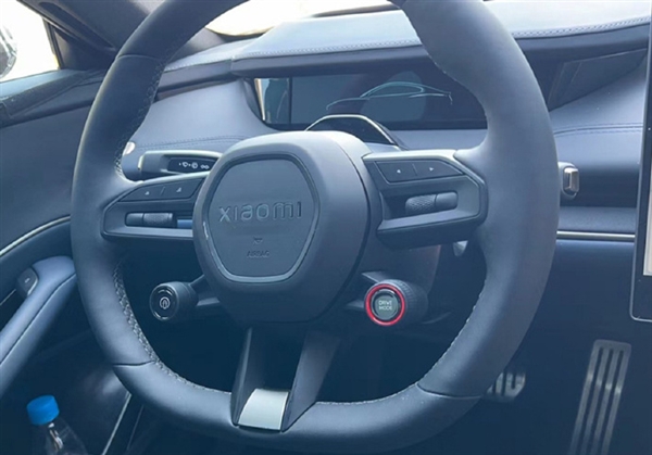 小米SU7内饰首曝光:独特设计引发街头关注