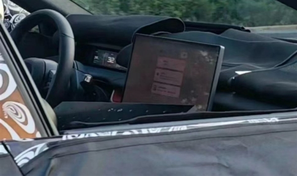 小米SU7内饰首曝光:独特设计引发街头关注