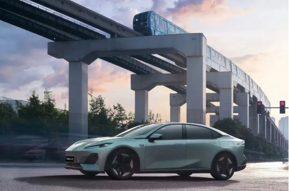 深蓝汽车在重庆高快速路上挑战特殊路况进行自动驾驶测试