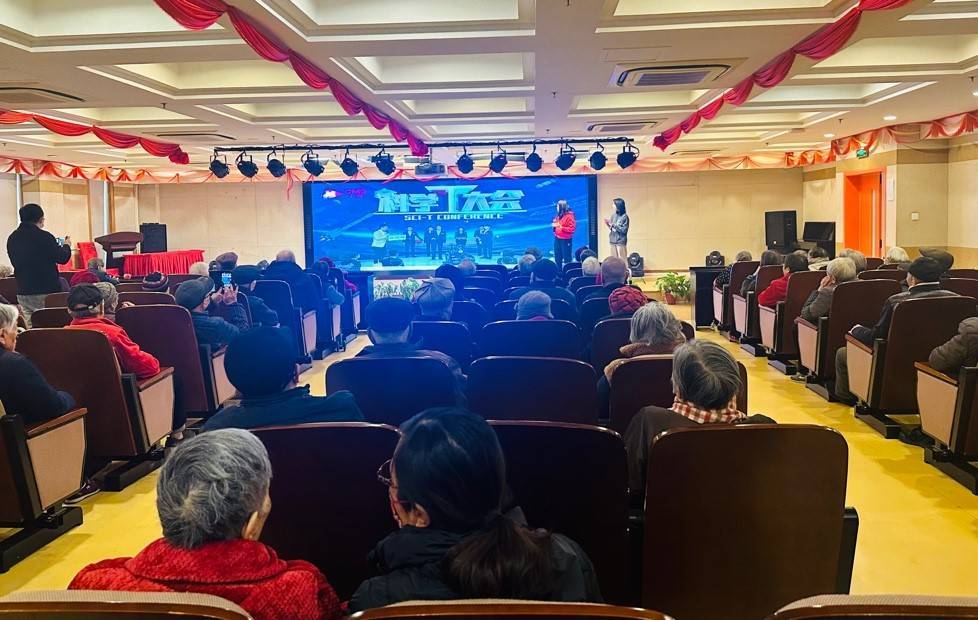 老年人在上海网红福利院尝试玩投篮机器人