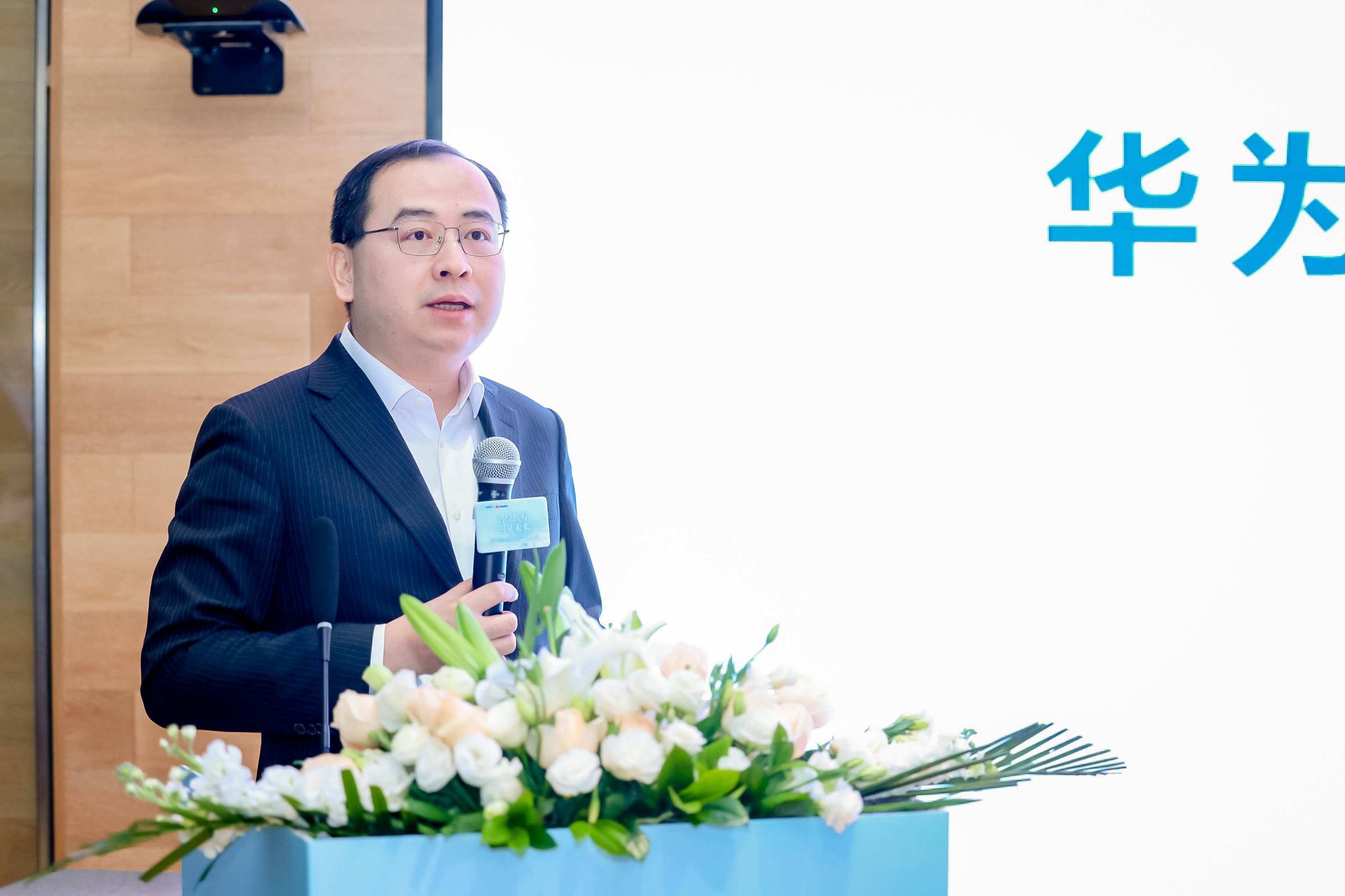 医渡科技发布自研医疗大模型,多个医疗任务场景评测表现超越GPT