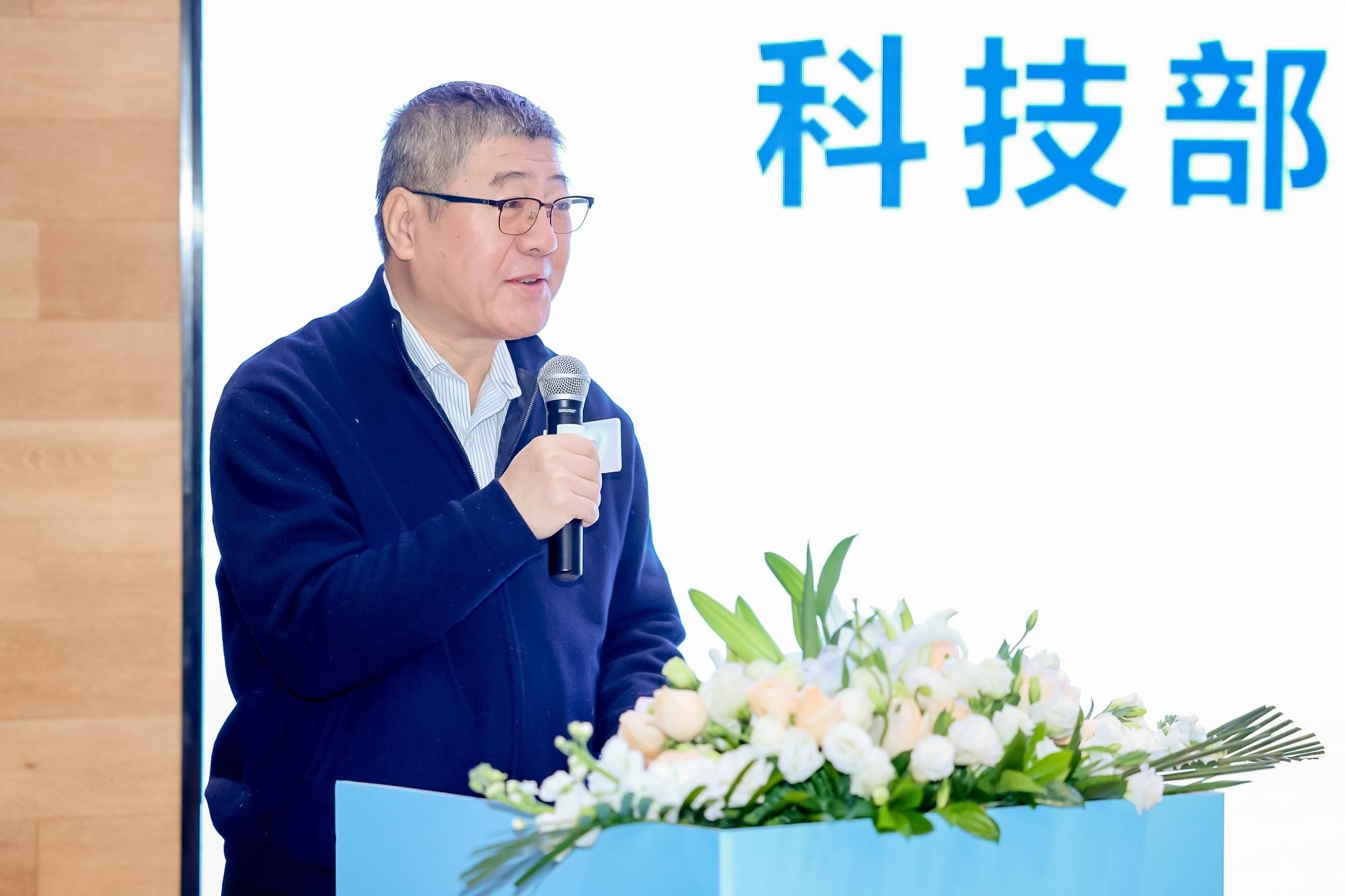 医渡科技发布自研医疗大模型,多个医疗任务场景评测表现超越GPT