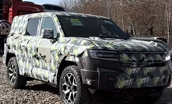 方程豹“豹 8”路试谍照曝光,揭秘其巨大身躯和创新技术