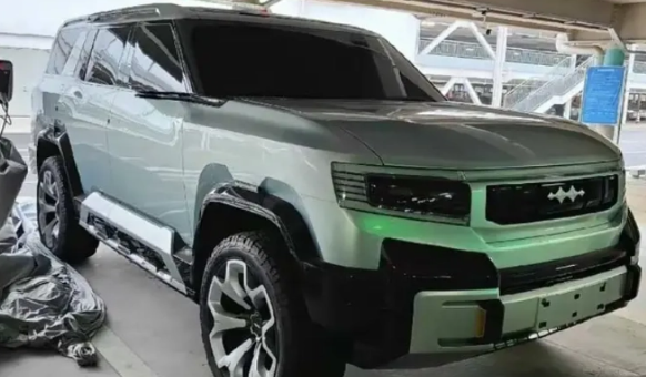 方程豹“豹 8”路试谍照曝光,揭秘其巨大身躯和创新技术