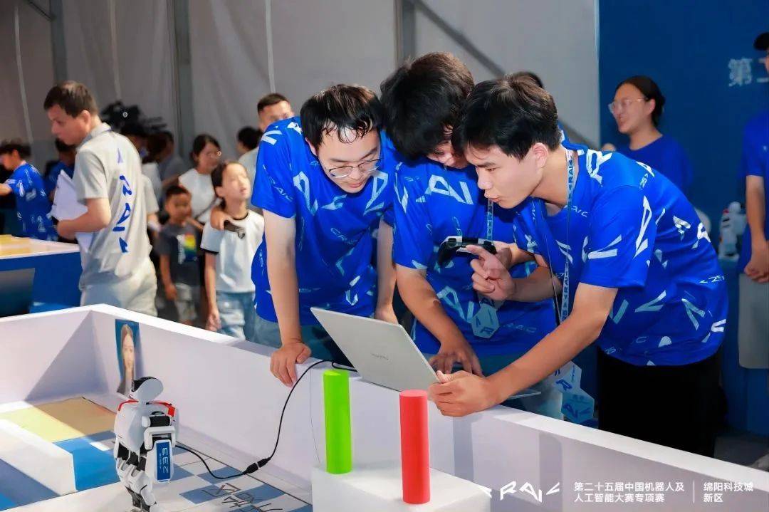 国内首个全尺寸人形机器人赛事开启，产学研力量汇聚助推产业化
