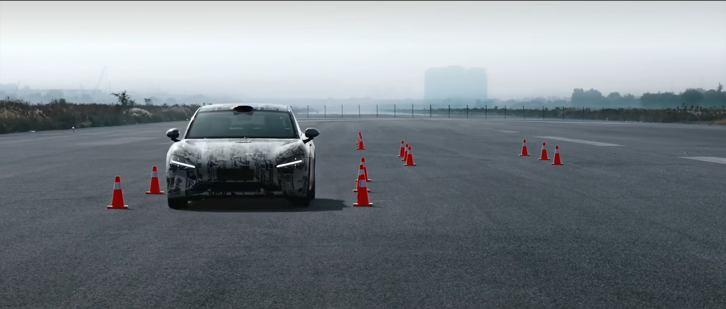 小米汽车麋鹿测试视频公布，时速 82km